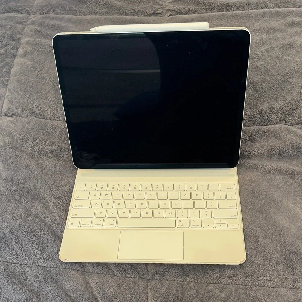 Apple iPad Pro 12.9-inch (6th Gen) - Silver - 128GB - M2 Chip - ALL INCLUDED